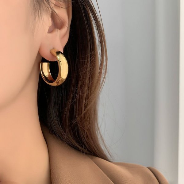 Simple temperament niche design light luxury hundreds of wide version of glossy C-shaped earrings titanium steel copper-plated color earrings female